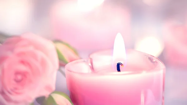Coração em forma de vela e rosa — Fotografia de Stock