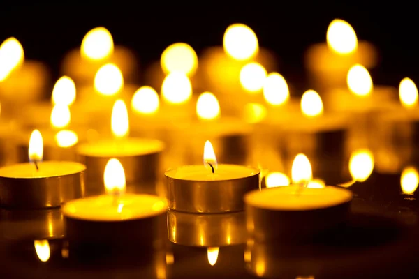 Kerzen lodern in der Nacht. — Stockfoto