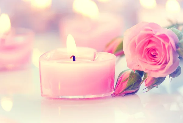 Velas y flores de rosas —  Fotos de Stock