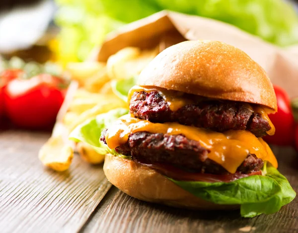 Hamburger con patatine fritte sul tavolo — Foto Stock