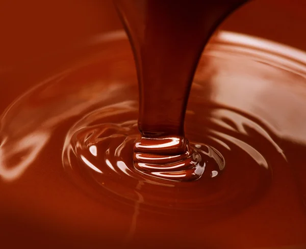 Coulée de chocolat chaud liquide — Photo