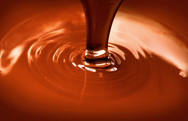Vloeibare warme chocolademelk gieten — Stockfoto