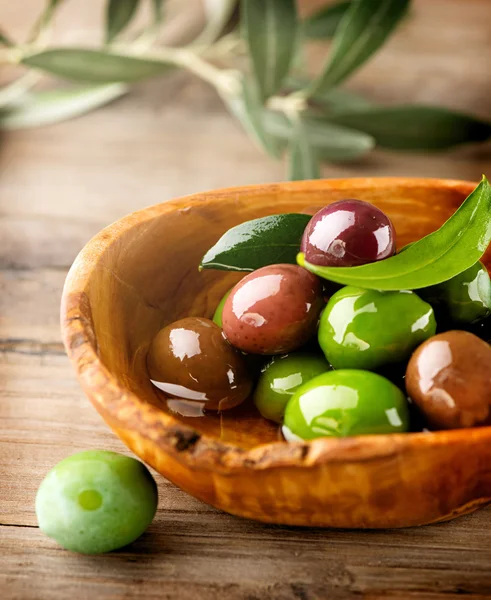 Olijven en olijfolie op tafel. — Stockfoto
