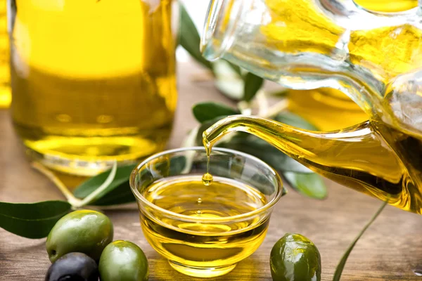 Natives Olivenöl in einer Schüssel gießen — Stockfoto