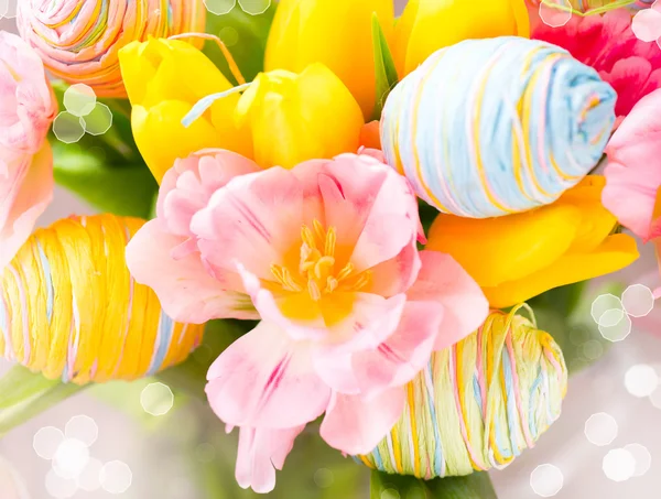 Μπουκέτο λουλούδια με πολύχρωμα αυγά — Φωτογραφία Αρχείου