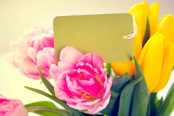 Μπουκέτο λουλούδια με ευχετήρια κάρτα. — Φωτογραφία Αρχείου