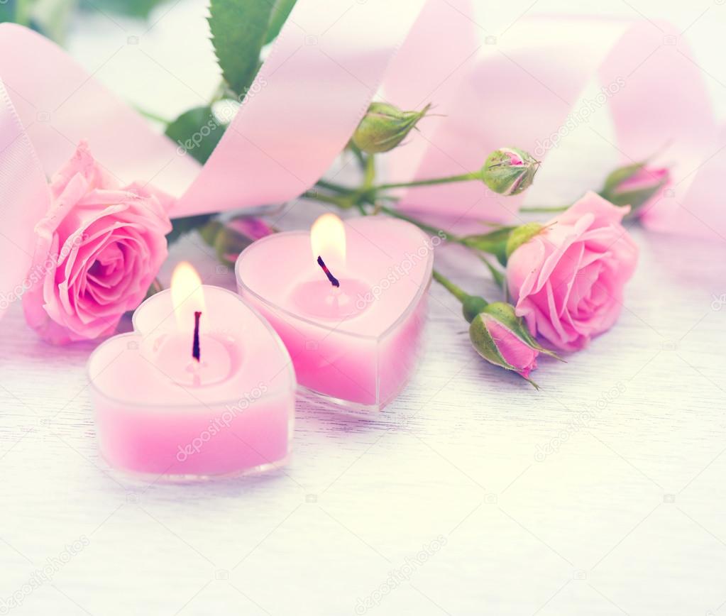 Velas románticas con rosa stock de ilustración. Ilustración de