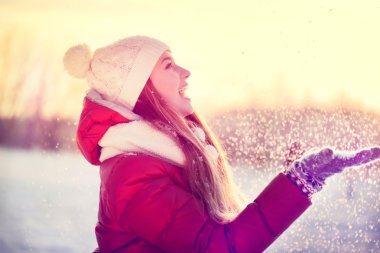 Sevgililer hediye kutusu ile mutlu kız