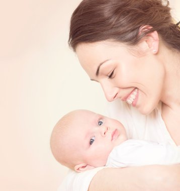Mutlu anne ve yenidoğan bebek.