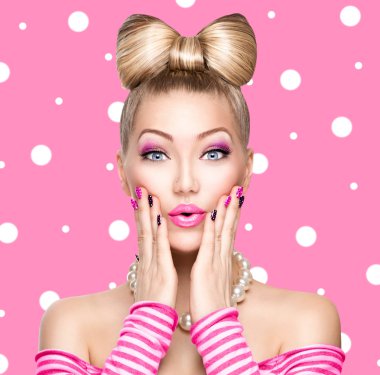 Güzellik kız yay saç modeli ile