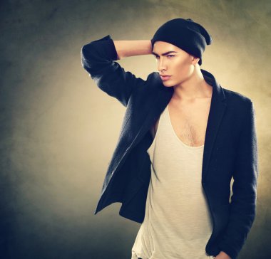 Moda genç model adam portresi.