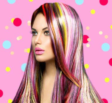renkli boyalı saçlı kız modeli