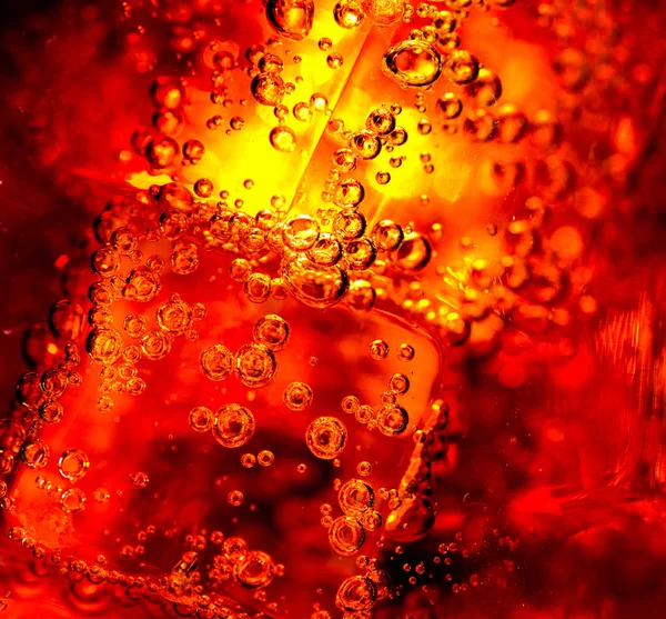 Cola com fundo de gelo e bolhas — Fotografia de Stock