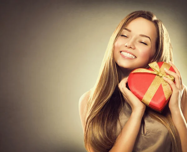 Menina feliz com caixa de presente Valentine — Fotografia de Stock