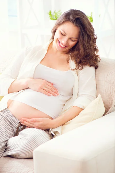 Mulher grávida acariciando sua barriga — Fotografia de Stock