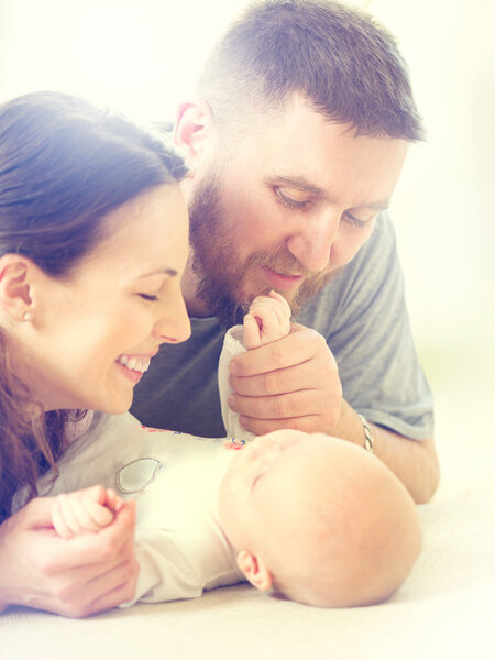 Счастливая семья и новорожденный ребенок
