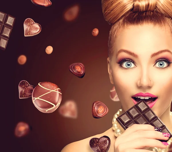 Menina beleza comer chocolate — Fotografia de Stock
