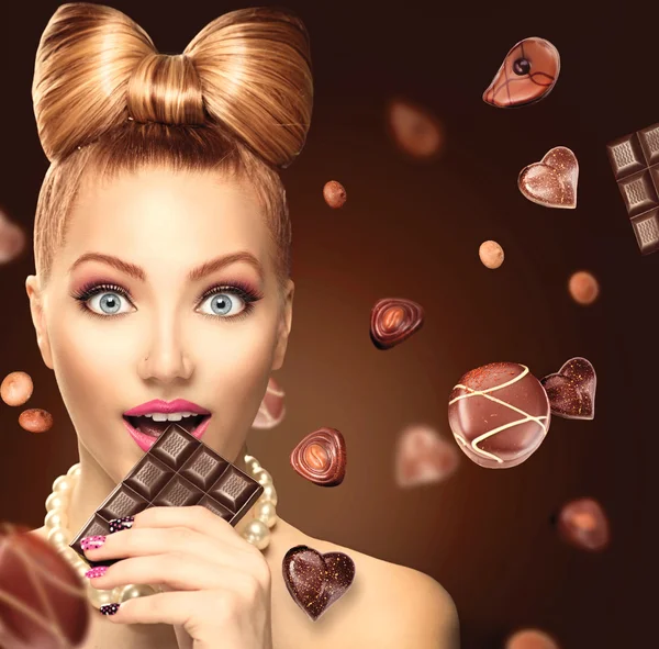 Schönheit Mädchen essen Schokolade — Stockfoto