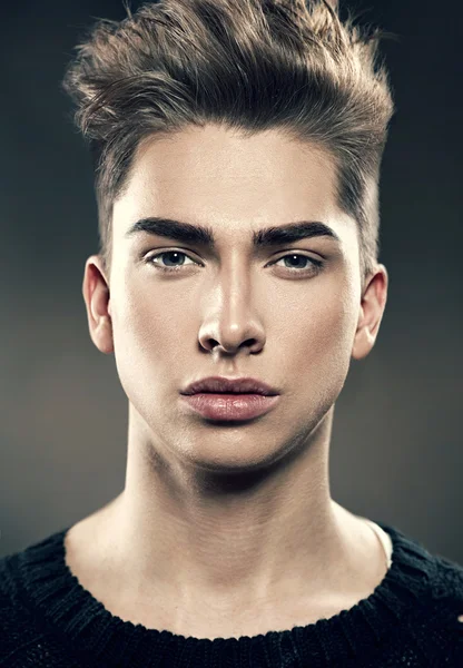 Pohledný mladý model muže portrét. — Stock fotografie