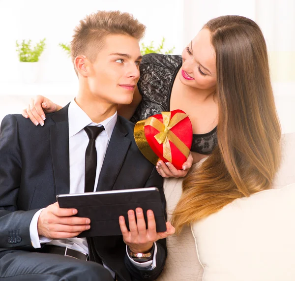 Mujer dando regalo a su novio —  Fotos de Stock