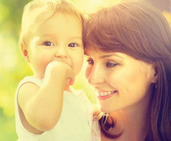 Madre y bebé al aire libre — Foto de Stock