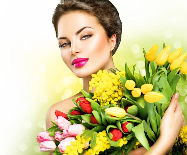 Mujer con flores de primavera ramo — Foto de Stock