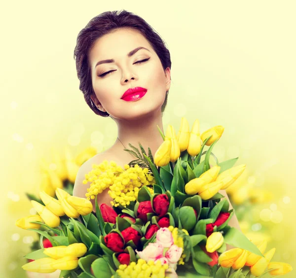 Mulher com buquê de flores — Fotografia de Stock