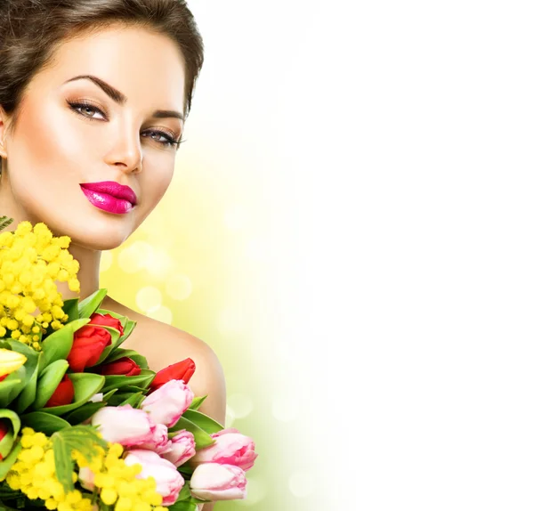 Belleza mujer con flores ramo — Foto de Stock