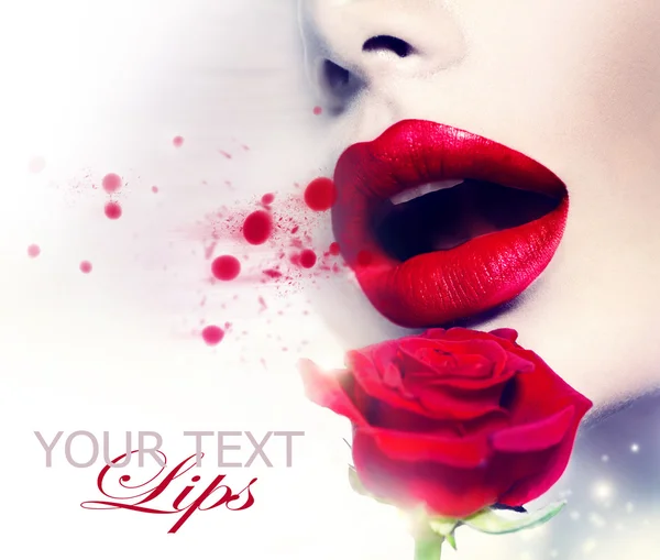 Rote Lippen und rosa Blume. — Stockfoto