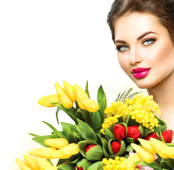 Femme avec bouquet de fleurs — Photo