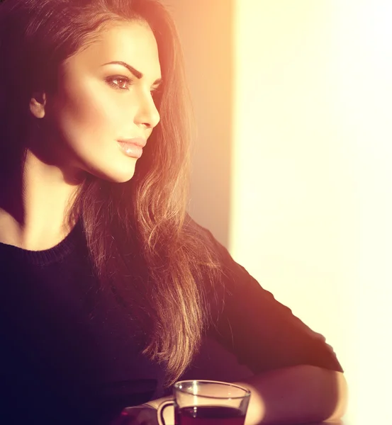 Beautiful brunette girl drinking tea — Stock Photo, Image