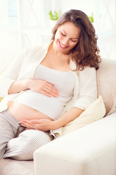 Embarazada acariciando su vientre Fotos de stock libres de derechos
