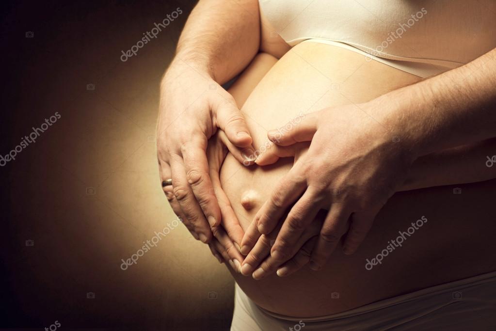 Мужская рука на животе беременной. Девушка гладит живот себе. Девушка гладит живот. Поглаживание живота. Гладит живот.