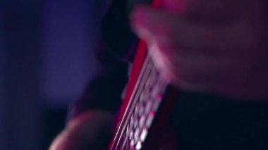 bas gitar çalmaya adam.