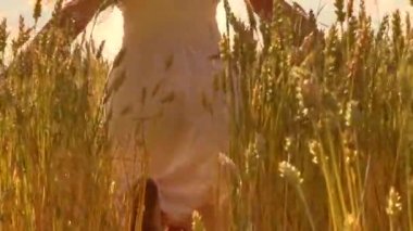 Sarı buğday sahada koşan kız.