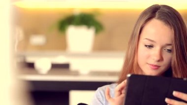 Tablet kullanan genç kız
