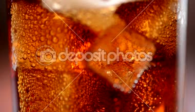 Buzlu kola ve camda kabarcıklar..