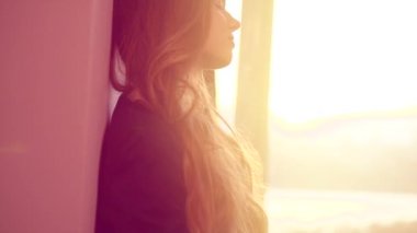 Pencere yakınındaki üzgün genç kız