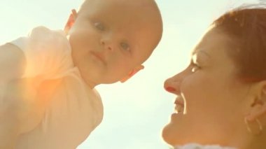 Anne, baba ve bebek eğleniyor