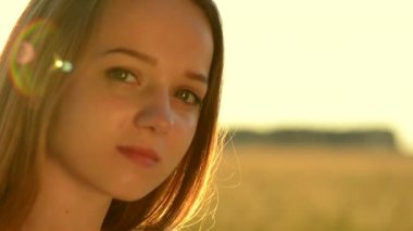 kız portre günbatımı karşı