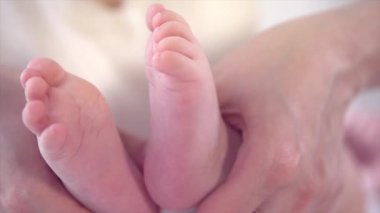 Yeni doğmuş bebeğin ayakları.