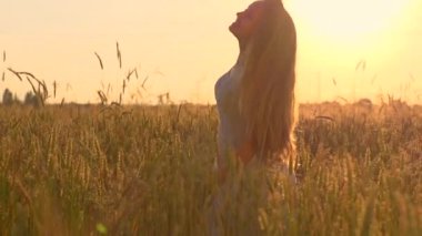 buğday sahada eğleniyor kız