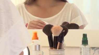 genç bir kadın yüzü temizlik