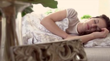 Rahat yatakta uyuyan kadın