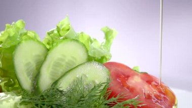 olive ile sağlıklı sebze salatası