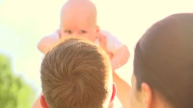 Anne, baba ve bebek eğleniyor