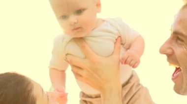 Anne, baba ve bebek eğleniyor