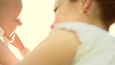 Anne, baba ve bebek eğleniyor