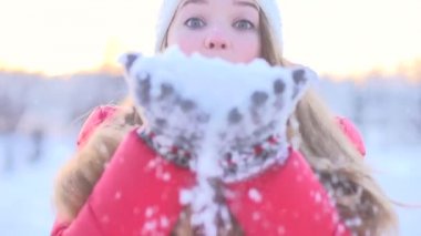 Kış parkında genç bir kadın.