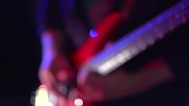 adam gitar rock konserinde çalmak